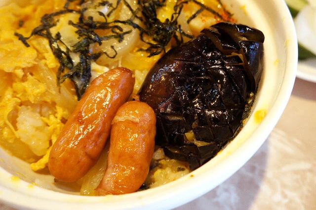 ウインナーとなすをのせて