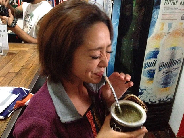 「飲むサラダ」と言われるマテ茶は日本の緑茶よりも少し苦い