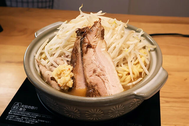 とみ田豚ラーメン鍋 二郎系鍋は「とみ田」で再現可能。スープに刻みニンニクを大量に入れ、極太麺と大量のもやし、キャベツを入れて煮込む。パンチの利いたスープをたっぷり吸った麺がウマい!