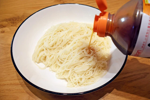 (3)そうめん! そうめんをゆでたらザルに上げ、冷水でしっかり冷やす。麺の温度が最重要なので水道水がぬるい場合は氷も使うこと。麺が冷えたら皿に盛り、少量のめんつゆを回しかけよう