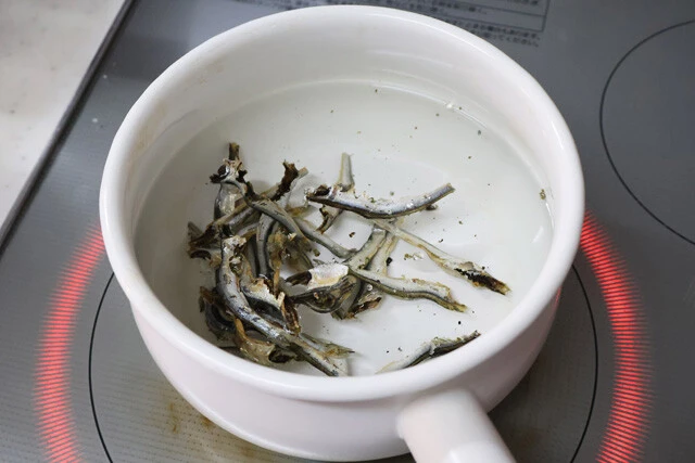 (2)煮干し! 鍋に水500ミリリットルと煮干しを入れ、沸騰させて5分ほど煮出す。煮干しのえぐみが苦手な人はあらかじめ頭と腹わたを取る。ちなみにこのダシ汁で煮干しカップ麺を作っても激ウマ!