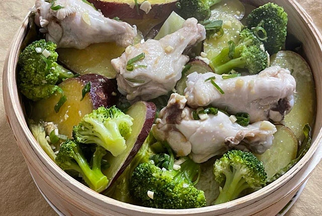 「最近はせいろを使った蒸し料理にハマっています。鶏肉と野菜をブチ込めばまず外さない」とマシーナリーとも子氏