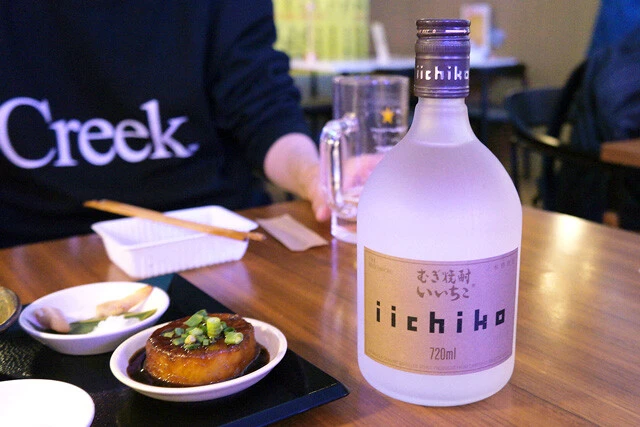 これは長期戦になるなと、焼酎のボトルをとる