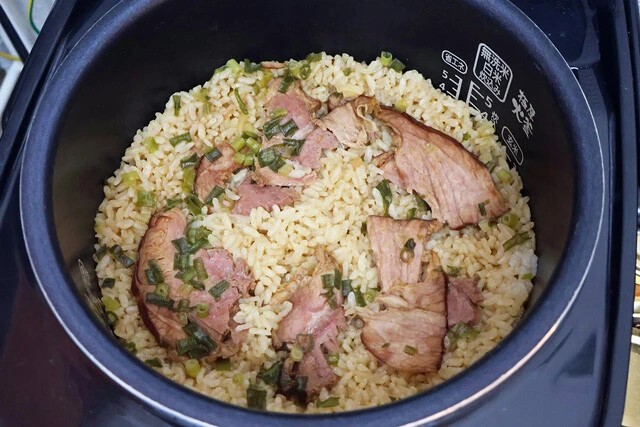 (4)炊く! (3)に焼き豚と刻みネギを入れ、さらに足したい具がある場合はこの時点で投入。炊飯器で炊き上げよう。刻みのり、ショウガ、ミョウガなど、お好みの薬味を足してもOK!