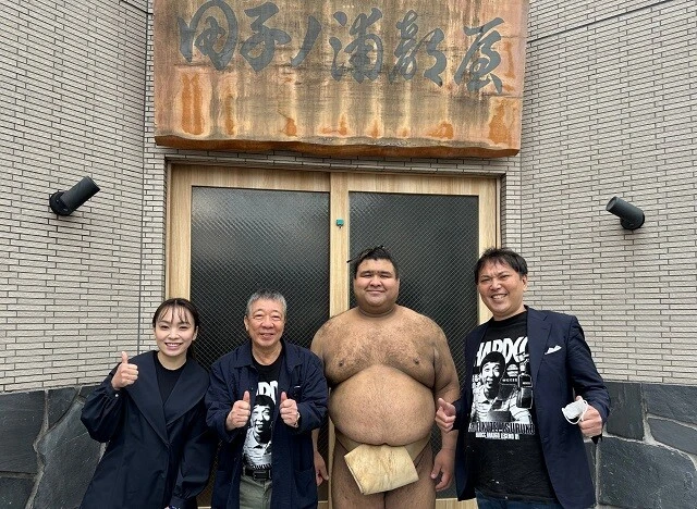 左から、高安関の妻で演歌歌手の杜このみさん、落語家の笑福亭鶴光師匠、高安関、工藤さん(写真提供/工藤さん)