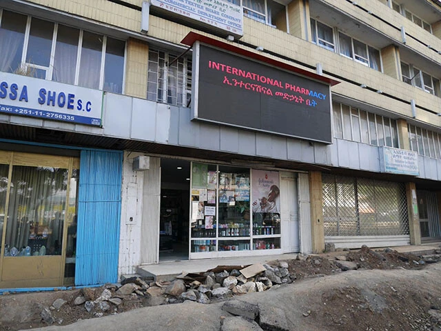 崩れた地面を飛び越えて薬局へ