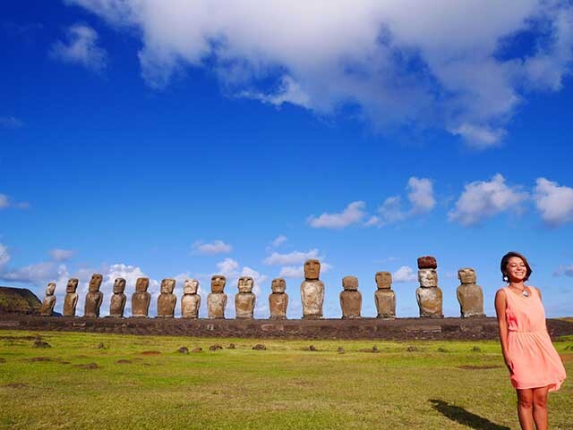 イースター島で憧れのモアイ像に並ぶ旅人