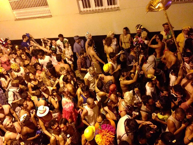 宿の窓から人々の盛り上がりを高みの見物