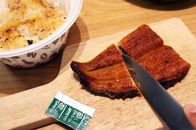 (1)切る! 牛丼チェーンでうな丼を調達したら、てりやきマフィンに挟みやすいサイズにカット。うな丼はどの店のものでも問題ないが、すき家なら「うな牛」一択。牛肉も一緒に挟もう