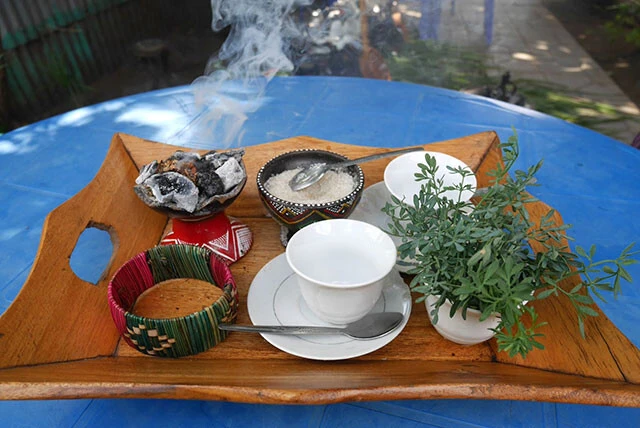 テナ・アダムというハーブを浸すとココナッツ風の甘い香りが楽しめる