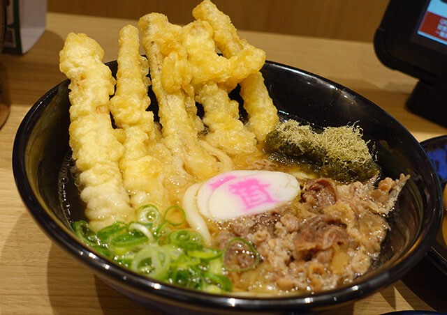 看板メニューの肉ごぼ天うどん。