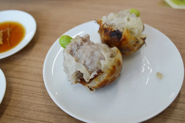 皮メーカー「隆祥房」さんの工場内にある試作キッチンにて、フライパンで蒸すシュウマイとたこ焼き機で作ったシュウマイを体験。中華せいろとは違った調理の楽しさと、美味しさを感じられました