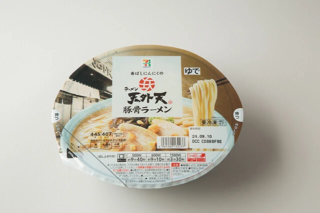 香ばしいニンニクとうまみが利いたスープが楽しめる豚骨ラーメン。器いらずでそのままレンチン