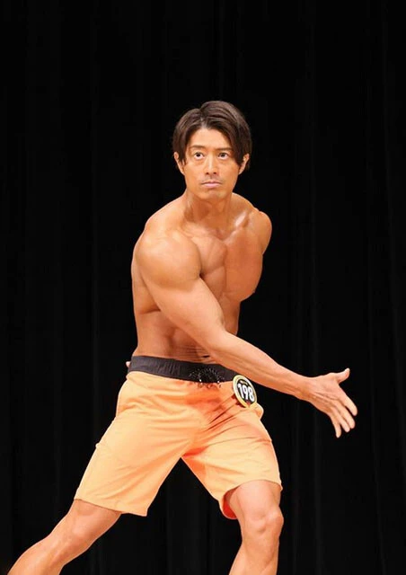 フィジークはサーフパンツを着用してステージに上がる。コアラ小嵐氏はボディビルとフィジークのどちらのカテゴリにも出場経験あり