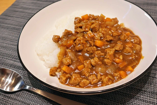 謎肉キーマカレー　肉の代わりに謎肉を使って手順どおりジャワカレー（ハウス食品）を作るだけ。脂がカレーに溶け込みガツンとパンチの利いた味に！