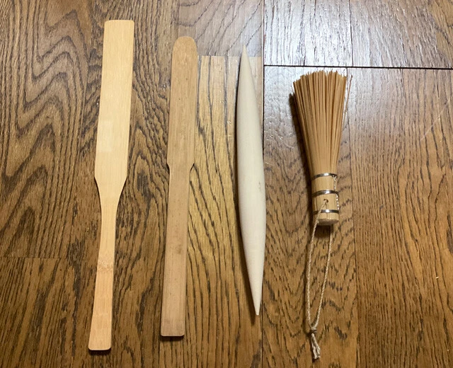 手作りシュウマイは道具も大事。木べら（左2本）の他、皮を伸ばす延棒、せいろの汚れをとるブラシ（右）なども料理道具店で購入できる
