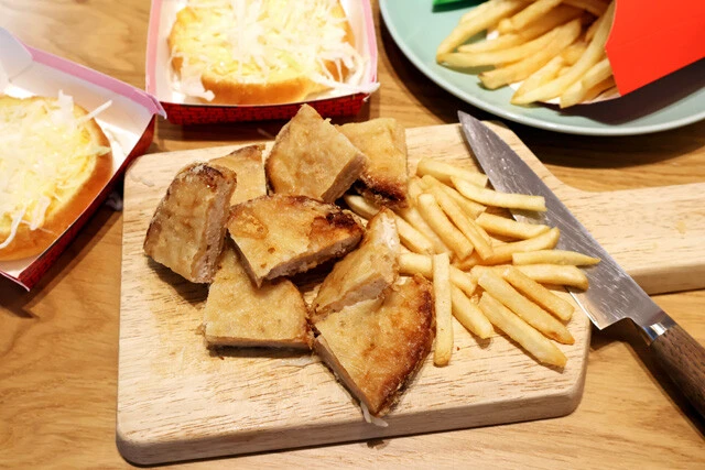 (1)切る! チキンタツタのチキンを一口大にカット。セットのポテトもお好みの量を半分のサイズに切って酢豚に使おう。余ったバンズはそのまま食べてもウマいし、酢豚を挟んでもOKだ