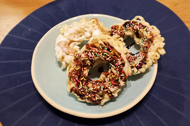 【どん兵衛ドーナッツ】見た目は完全にドーナッツ! でも、素材はどん兵衛の麺だったりするエクストリームすぎるスイーツ!!<野島慎一郎のバカレシピ>