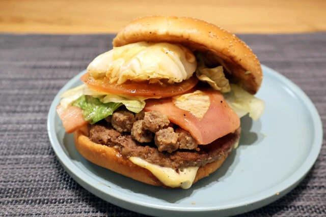 謎肉サムライマック　マクドナルドの「サムライマック　炙り醤油風ベーコントマト肉厚ビーフ」にお湯で戻した謎肉を挟むと肉感爆上がり。いっそう贅沢に！