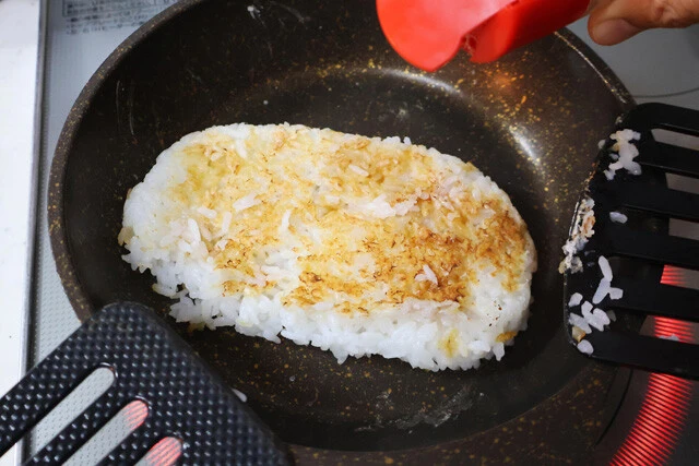 (2)焼く! フライパンで(1)に焦げ目がつくまで焼く。焼けたらひっくり返し、もう片面も同様に焼き、仕上げに味の素を軽く振る。火力は中火~強火。黒焦げにならないよう気をつけよう