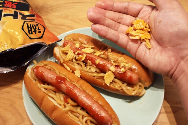 (4)仕上げ! トッピングはフライドオニオンの代わりにポテチを砕いて使うと味のバリエーションが広がる。特にオススメは湖池屋ストロングの鬼コンソメ。ハードな食感と濃い味が最高だ!