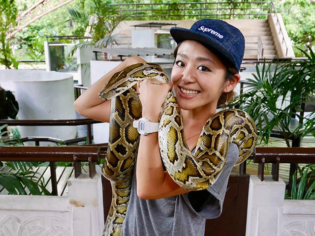 スネークファームで蛇を首に巻いてみた