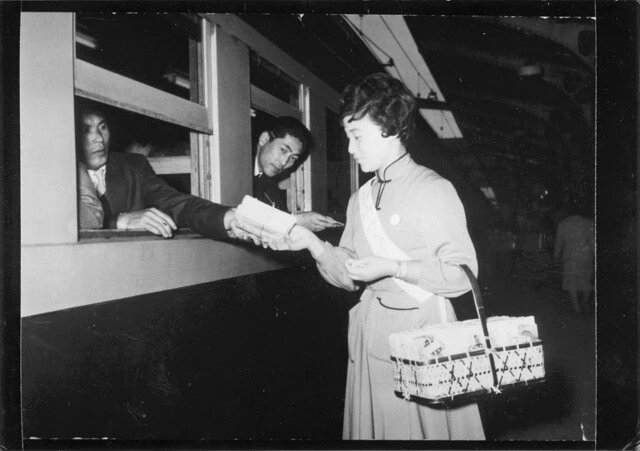 横浜駅で崎陽軒のシウマイを販売する「シウマイ娘」(写真提供/崎陽軒)