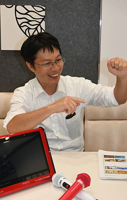 橘 聡氏。1995年のDAM公式リリースの初代採点ゲームから、最新の精密採点Aiまで、多くの採点ゲームおよび採点エンジンの企画・開発に携わる。カラオケ採点を牽引してきたパイオニア