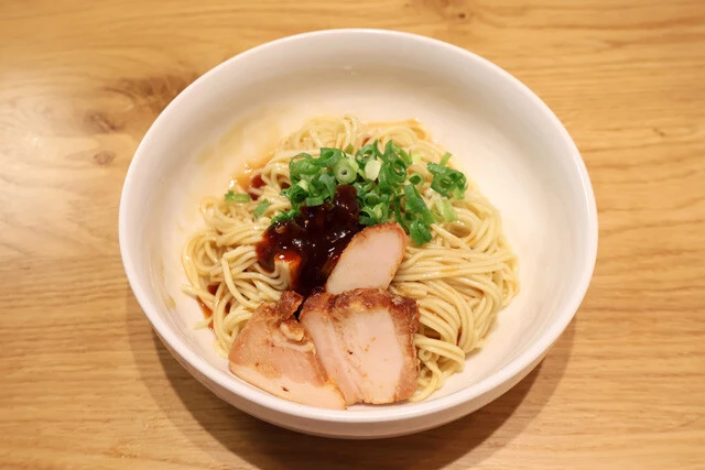 一風堂などの豚骨系まぜそばにはマルタイラーメンを使うと激ウマ。乾麺は保存が利くのもよい。中華そうめんや半田めんもオススメ