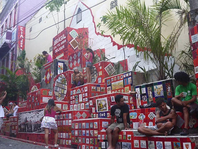 2000枚以上のタイルで飾られた「セラロンの階段」。60ヵ国以上から寄贈されたタイルの中には阪神タイガーズのタイルも!