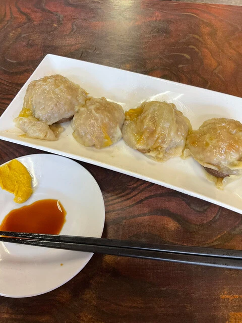 酔来軒の椎茸を丸ごと下に引いた名物シュウマイ