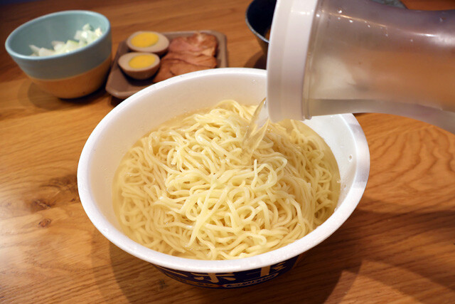 （４）仕上げ！（２）の麺を容器に戻したら（１）をたっぷりとかけ、お好みのトッピングを用意したら完成。刻みタマネギ、焼豚、味玉あたりがあれば完璧。最後は煮干しダシのスープ割りも、ぜひ！