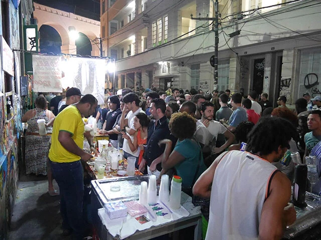 カーニバル期間中のラパ地区のカイピリーニャ露店
