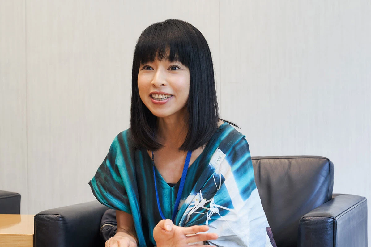 「『ガングロ・ルック』は欧米から輸入したビーチへの憧れを肌に投影したものです。ただ、日本の若者がビーチに求めたのは偶然の出会いで、その舞台が海から渋谷へ、そしてインターネットに移行したのです」と語る久保友香氏