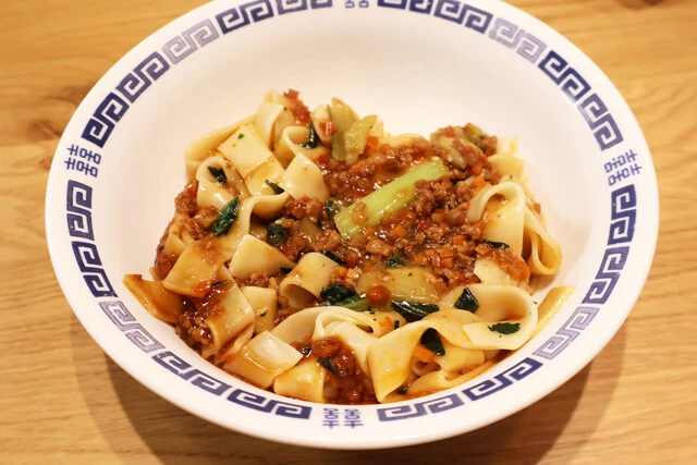 （２）レンチン！　具材の下準備が終わったらファミマルの冷凍ビャンビャン麺をレンジで加熱。解凍できたら開封し、丼に入れよう。この時点で相当イイ香りが漂うが、まだ食べてはいけないぞ