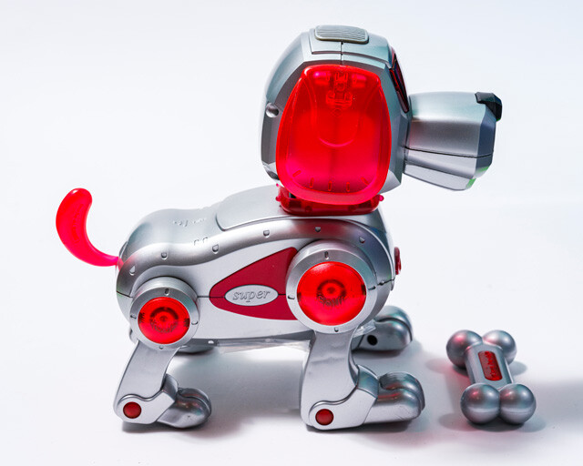 ソニーのアイボが登場した翌年に発売され、影響を受けたことは間違いないセガトイズのスーパープーチ。ココロボという電子ペット玩具シリーズのひとつで、ほかにも動物や植物、そして普通のロボットまでラインナップされている