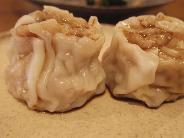 東京・永福町の気鋭のバル「日常酒飯人」の前菜盛り合わせとシュウマイ