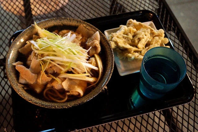 【肉そば】冬の空気のなかですする、温かいつゆとたっぷりの豚肉が心身に沁みる：パリッコ『今週のハマりメシ』第117回