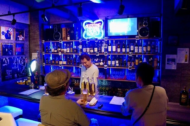 店内に置かれているレコードやフィギュアなどは、すべて80年代のものでそろえられているという「80年代BAR 80's」(神奈川県横浜市都筑区茅ケ崎中央21-3)。カウンターに立つのは、オーナーの山本ショウジさん