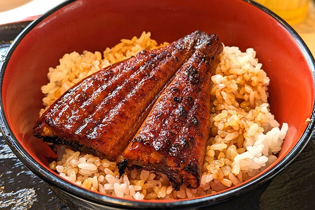 【うな泰（やす）】「宇奈ととを超える激安うな丼」うなぎはひと切れのみで、お吸い物などは別途オーダーの必要あり。濃いめのタレが食欲をそそり、さんしょうとの相性も良好。現在は愛知県のみだが、店内にはフランチャイズ募集の告知が目立ち、今後店舗数を増やしていきそう（注文したメニュー　うな丼「並」...550円）