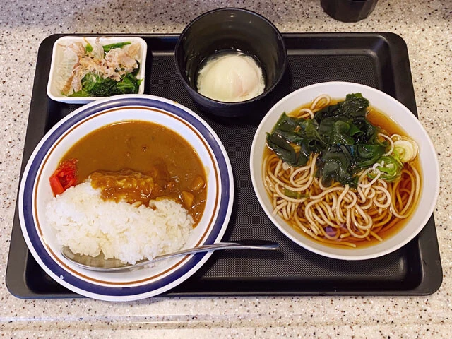 【富士そば】朝カレーセット（店舗限定メニュー）●480円　そばとカレーに小鉢もついてくる