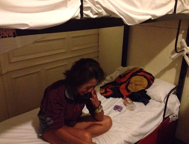 強盗被害を思い出し恐怖と悔しさで泣く旅人