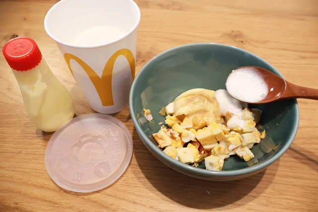 (2)混ぜる! (1)に塩こしょうを軽く振り、マヨネーズを適量加えながら混ぜてタルタルソースにする。全体が混ざったら、さらにマックシェイクバニラをスプーン1杯程度加えるとコクが出る