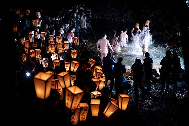 冷たい川の水を浴びて、本堂へのお参りするのを計3回繰り返す「裸参り」。ふんどし姿の男たちが気合を入れつつ、身を清めていた