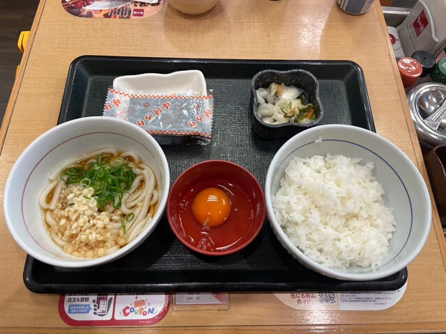 【なか卯】こだわり卵朝食（温小うどん変更）●390円　100円でみそ汁を小うどんに変更できる
