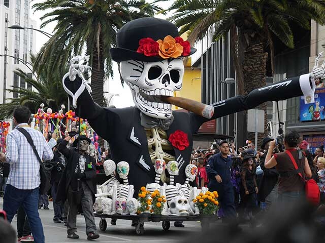 映画007のオープニングにもなったメキシコ「死者の日」