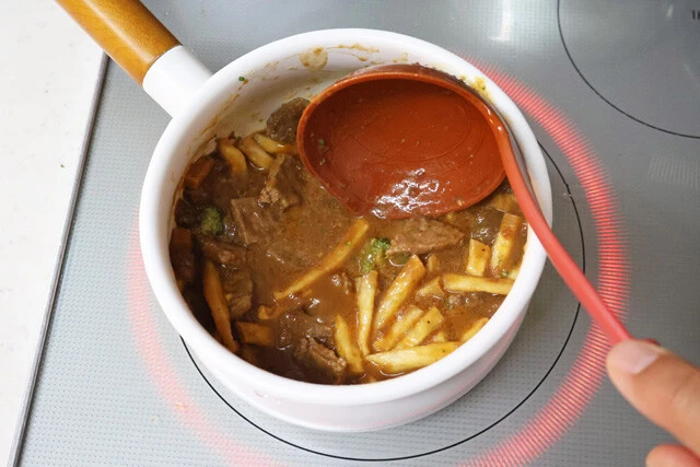 (4)煮込む! 残っているブラウンソースもすべて鍋に入れ、少し水を加えて煮込めばマック肉シチューの完成。味は一度薄めすぎたら取り返しがつかない。味見をしながら慎重に薄めよう