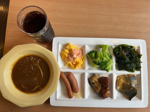 ソーセージ、鶏の肉団子、サバの味噌煮、スクランブルエッグ、カレーのルウのみなど炭水化物を少なめにしたチョイス。カレーがおいしい