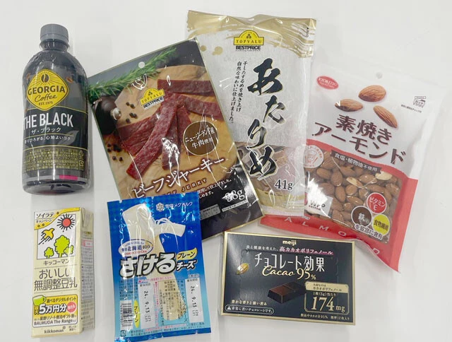 食事の前に食べると血糖値上昇の抑制が見込める食品。泰江医師が勧めるチーズや豆乳のほか、ジャーキーやあたりめも高タンパク食品。ナッツ類は良質な脂質と食物繊維が豊富。またチョコレートの原材料であるカカオ、それからコーヒーには、それぞれポリフェノールが含まれ、血糖値上昇を防ぐ