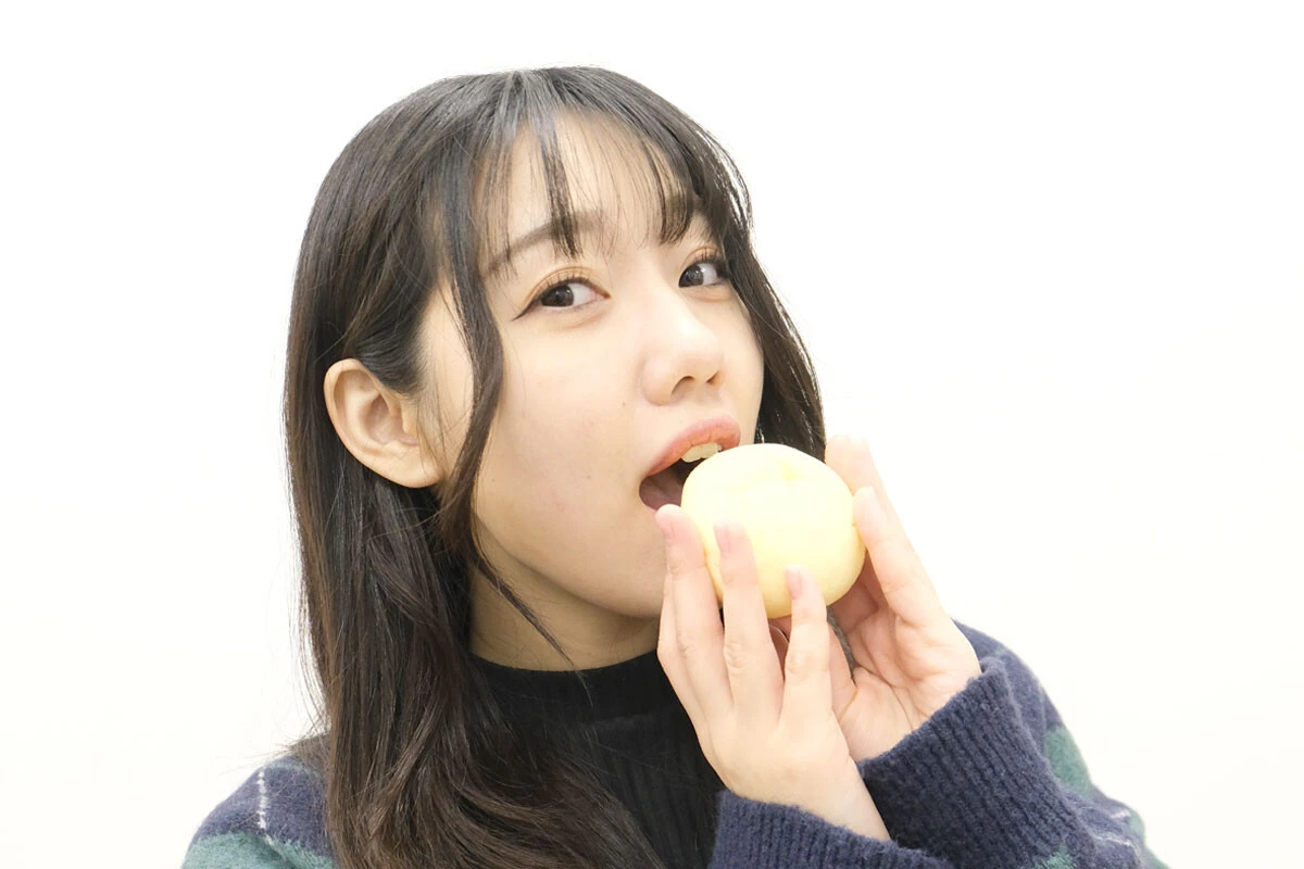 「もちぷよ」を食べようとしている城内彩花氏